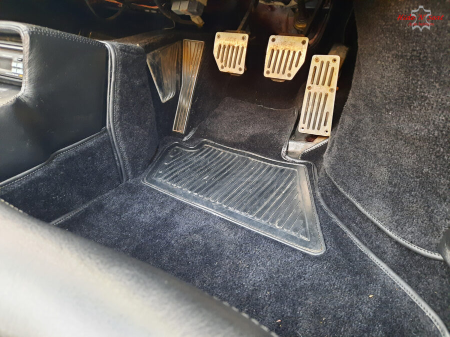 Bespoke Ferrari Mondial Quattrovalvole Cabriolet carpet set with black binding.